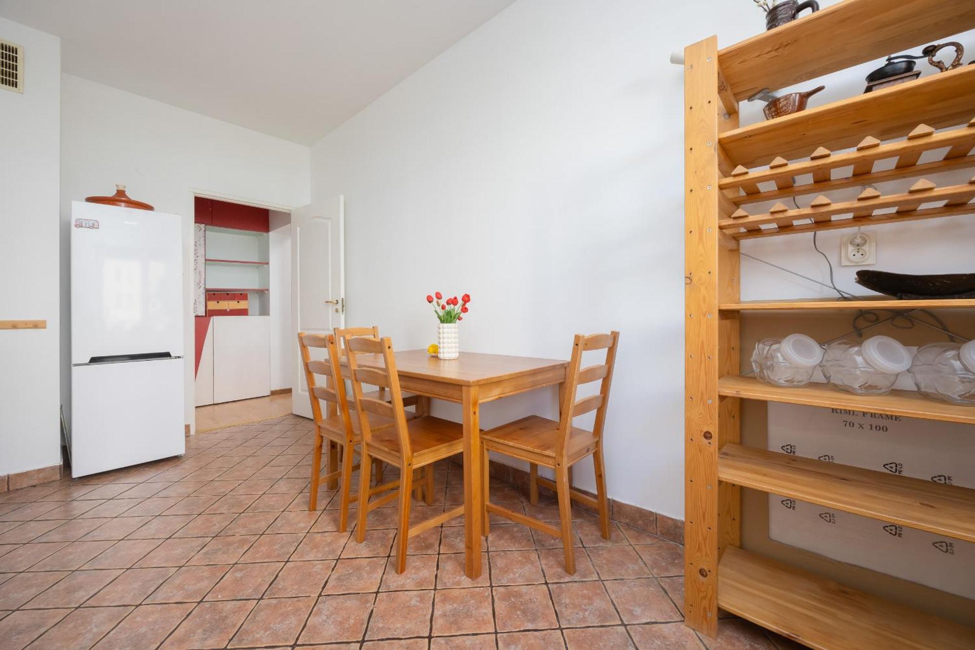Spacious With Parking By Renters Leilighet Warszawa