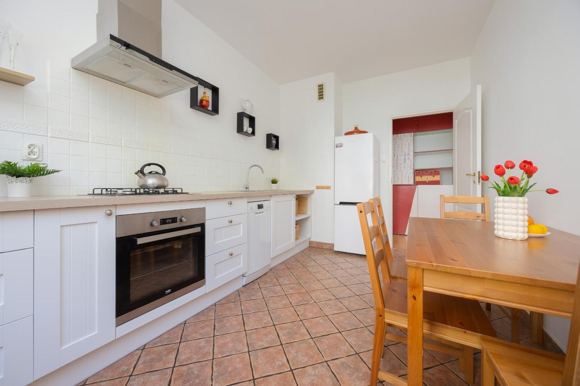 Spacious With Parking By Renters