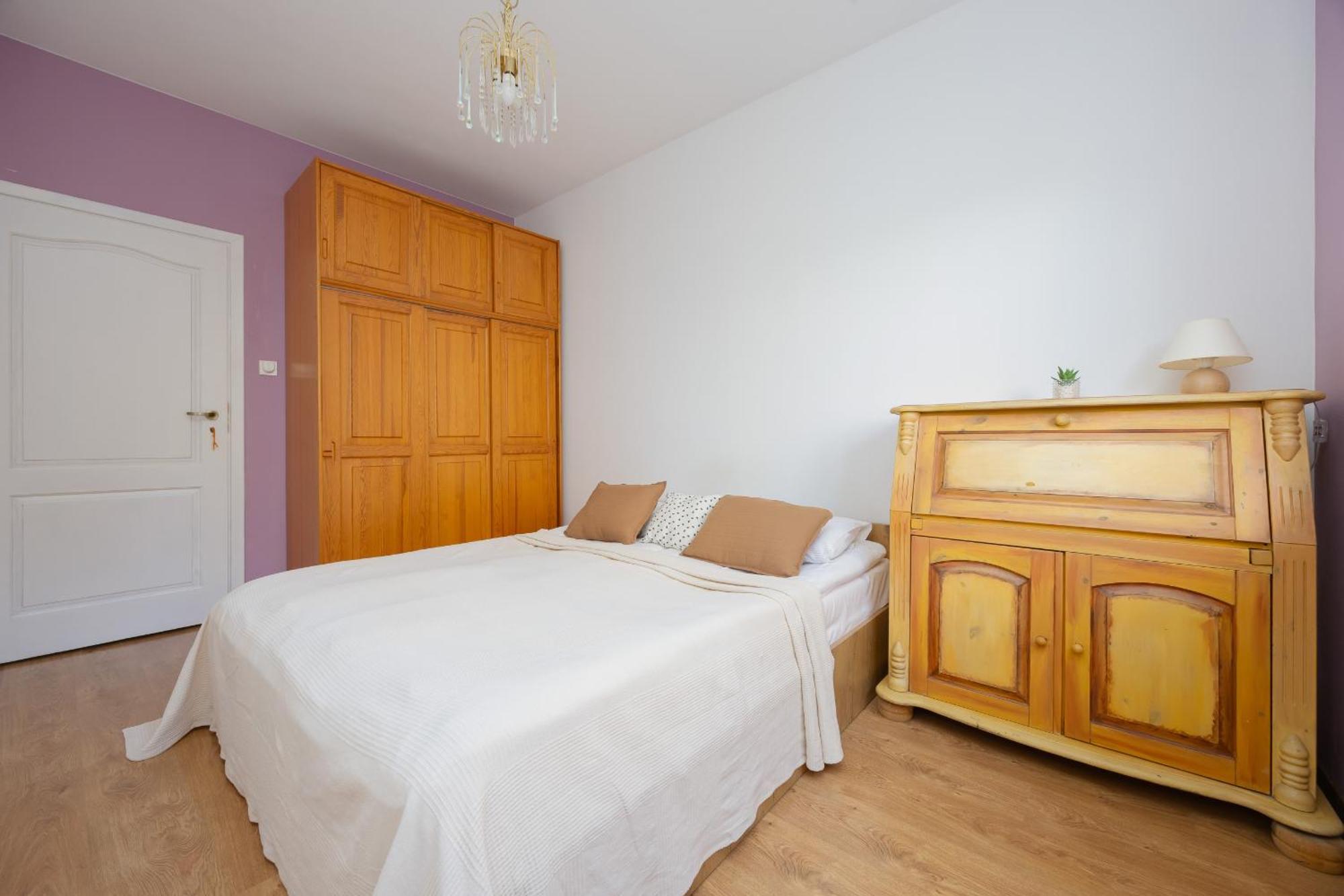 Spacious With Parking By Renters Apartament