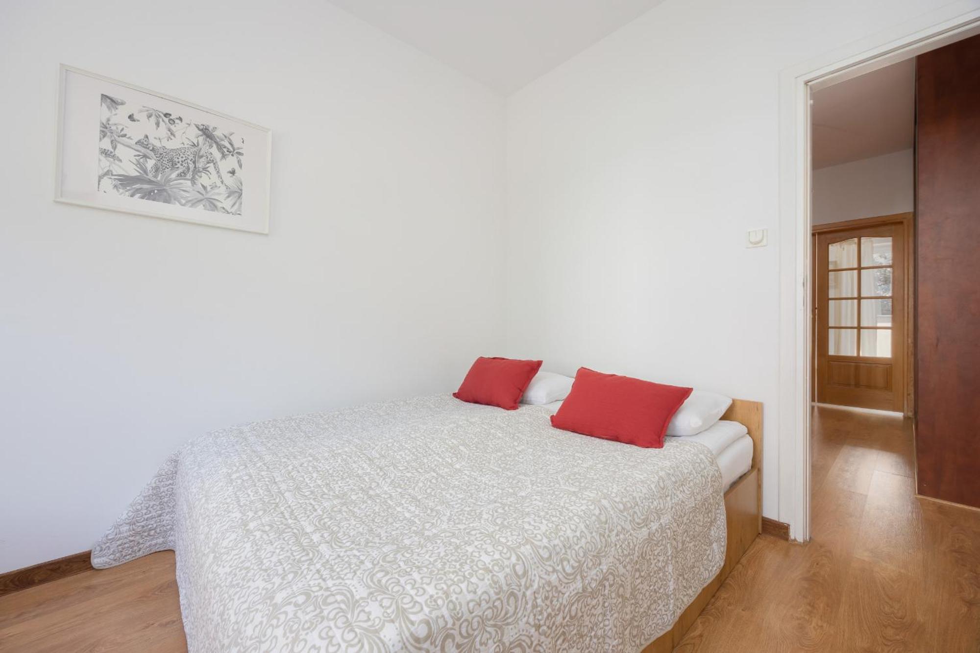 Apartament Spacious With Parking By Renters