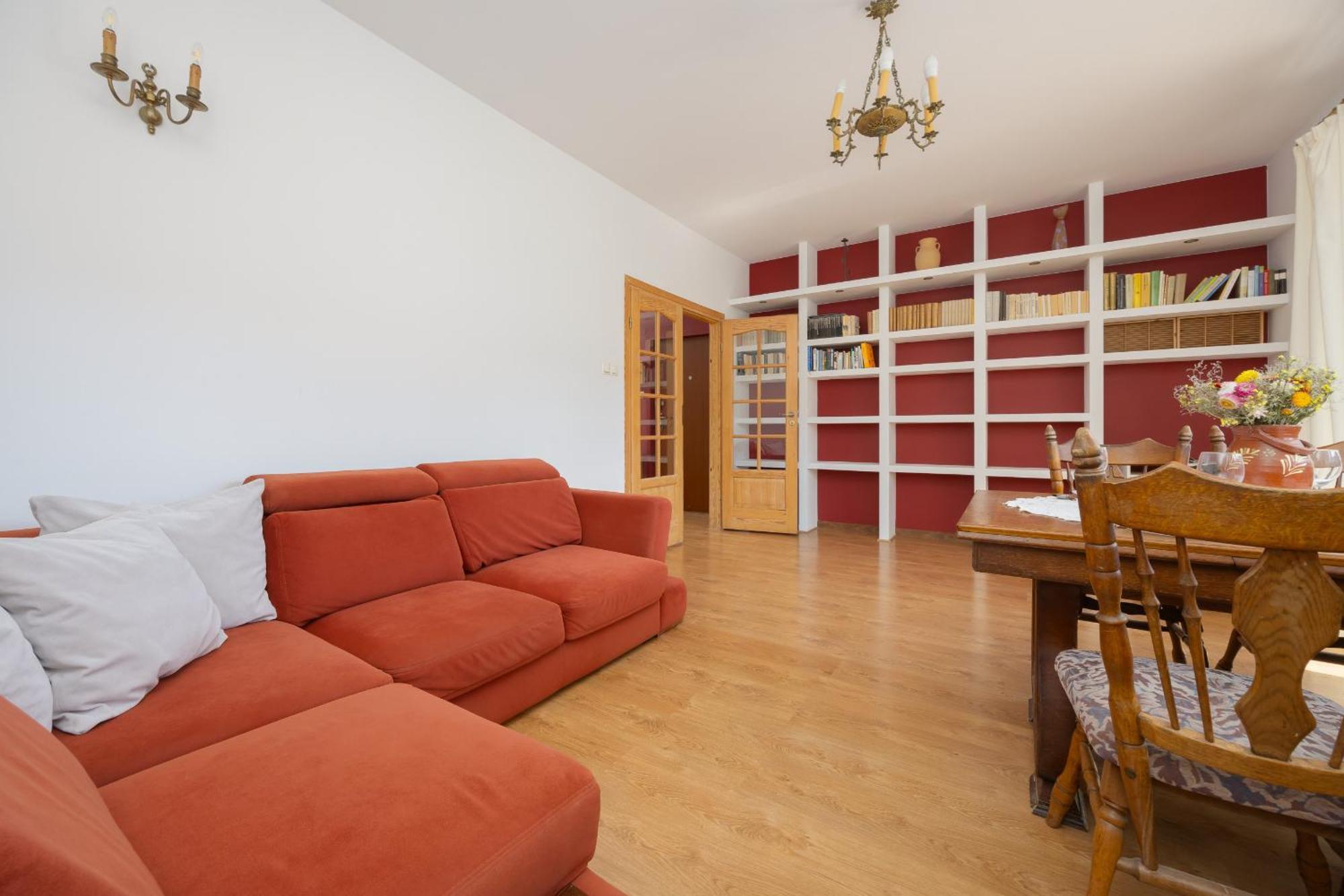 Spacious With Parking By Renters