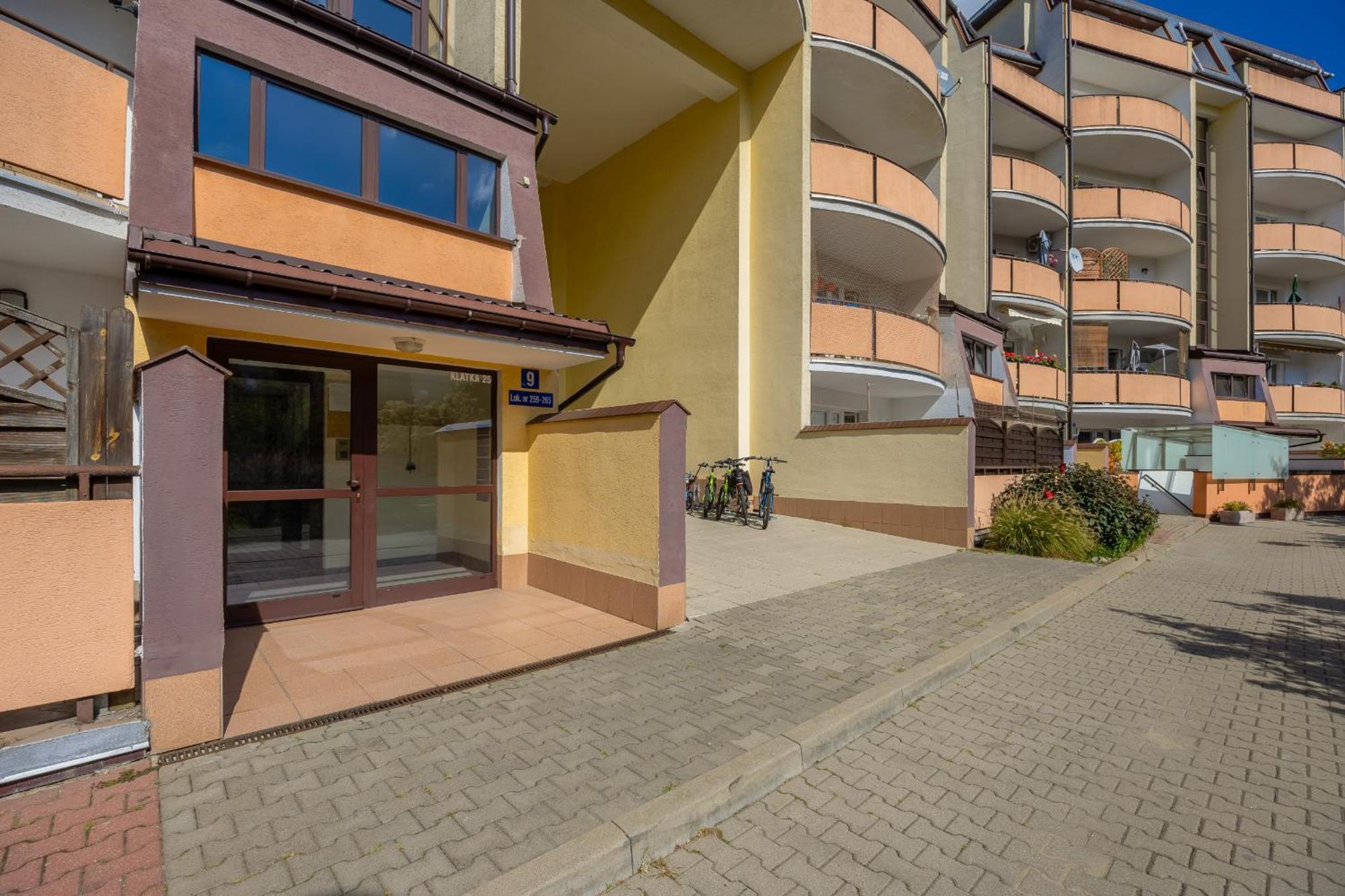 Spacious With Parking By Renters Apartament *